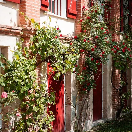 La Grande Maison Rouge Apartment Angoustrine